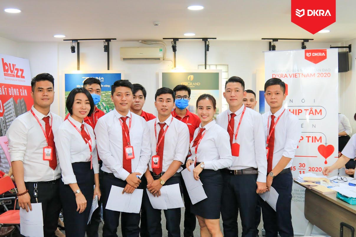 1-Nhan-vien-DK RA-Viet-Nam-th am-gia-check-i n-huong-ung-su -kien.jpg