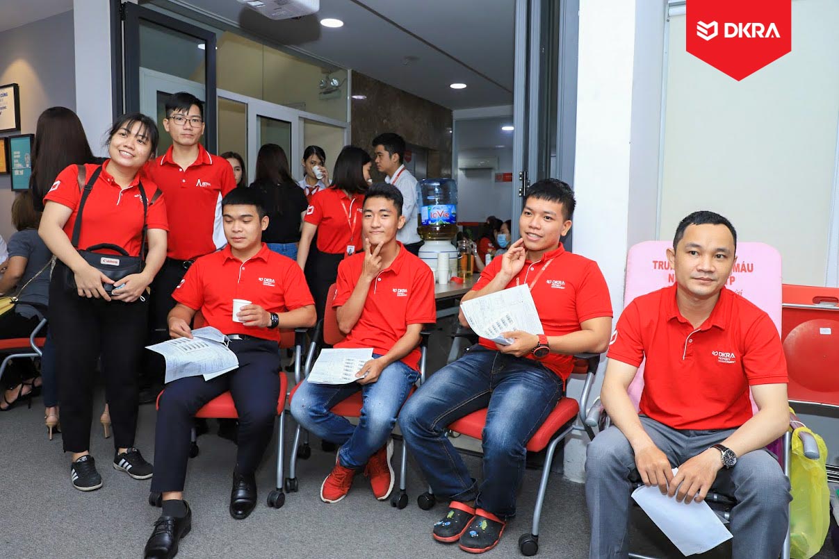 4-Pose-hinh-ch o-hien-mau.jpg