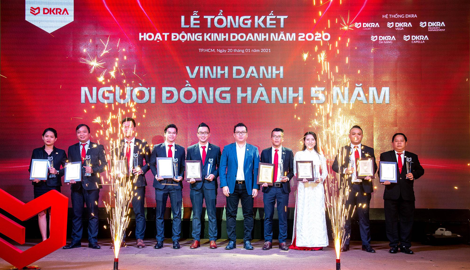 6.Vinh-danh-ng uoi-ong-hanh.j pg